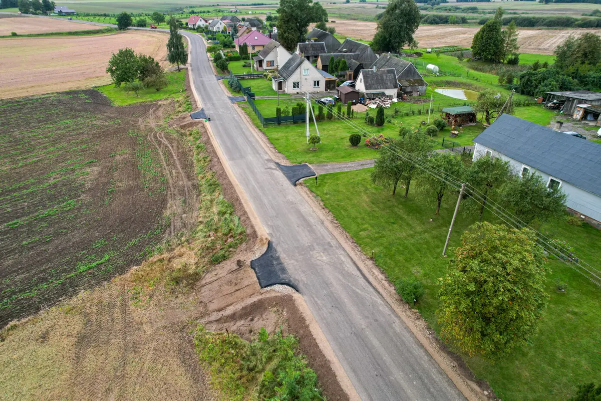 Kelyje Šunskai–Paršeliai žvyrkelį pakeitė nauja asfalto danga