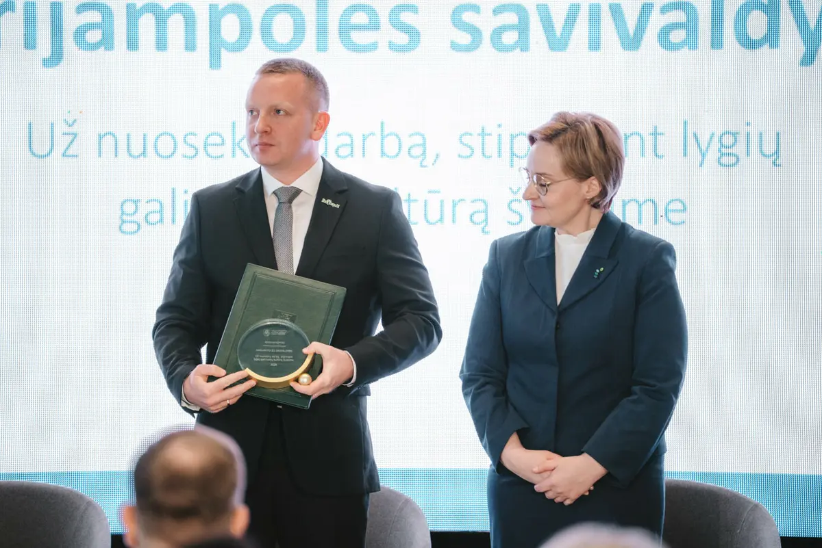 Marijampolė įvertinta nacionaliniu mastu: konferencijoje „Pirmas žingsnis – lygios galimybės“ apdovanota už nuoseklų darbą švietime
