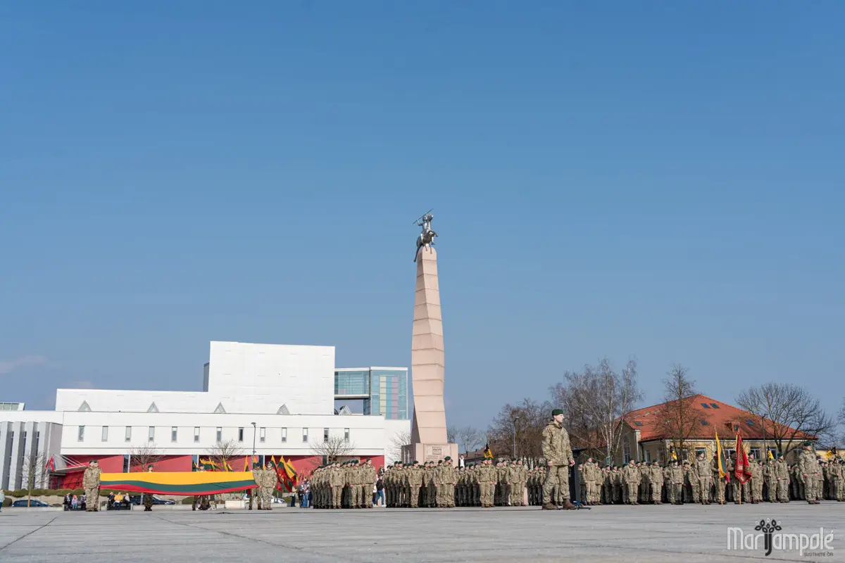 Su trispalvėmis širdyse: Marijampolė iškilmingai paminėjo Kovo 11-ąją