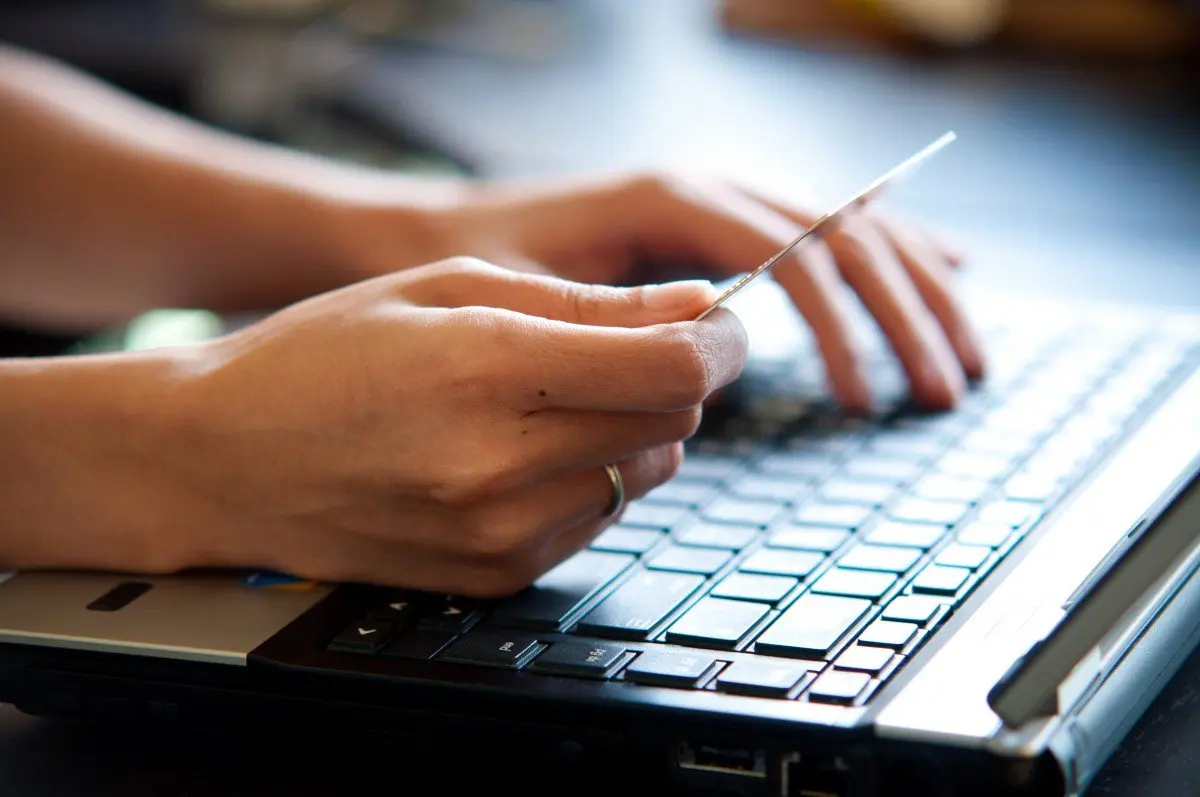 Policija perspėja apie suintensyvėjusius sukčiavimus pasitelkiant netikras interneto svetaines