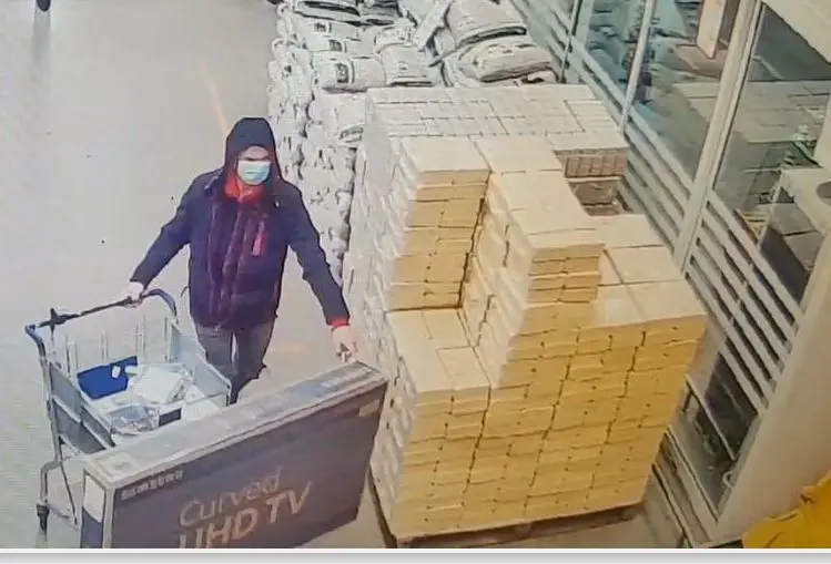 Apstulbintas senjoras neteko banko mokėjimo kortelės ir atskleidė PIN kodo paslaptį