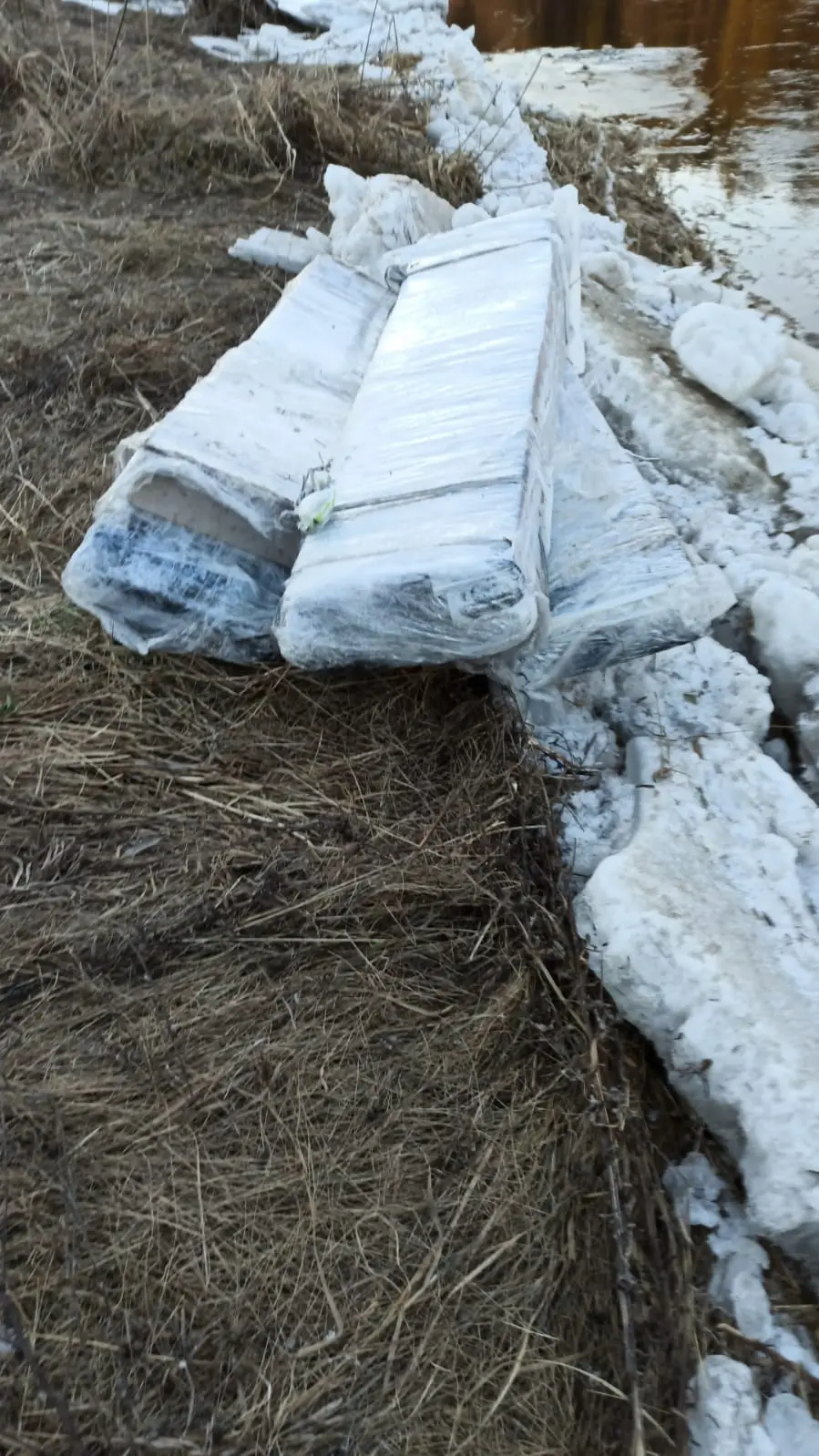 Sulaikyti trys vyrai galimai plukdę ledo lytimi maskuotą cigarečių kontrabandą