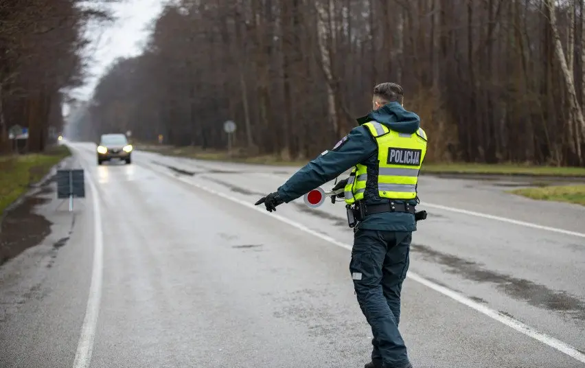 Policija primena, kad nuo balandžio pradžios įsigalioja Kelių eismo taisyklių tam tikri sezoniniai reikalavimai