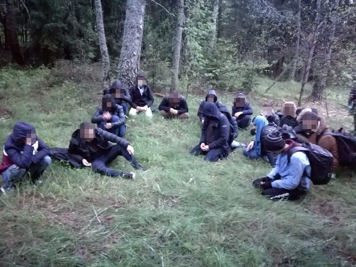 Pasieniečiai Šalčininkų rajone sulaikė 17 neteisėtai sieną perėjusių migrantų
