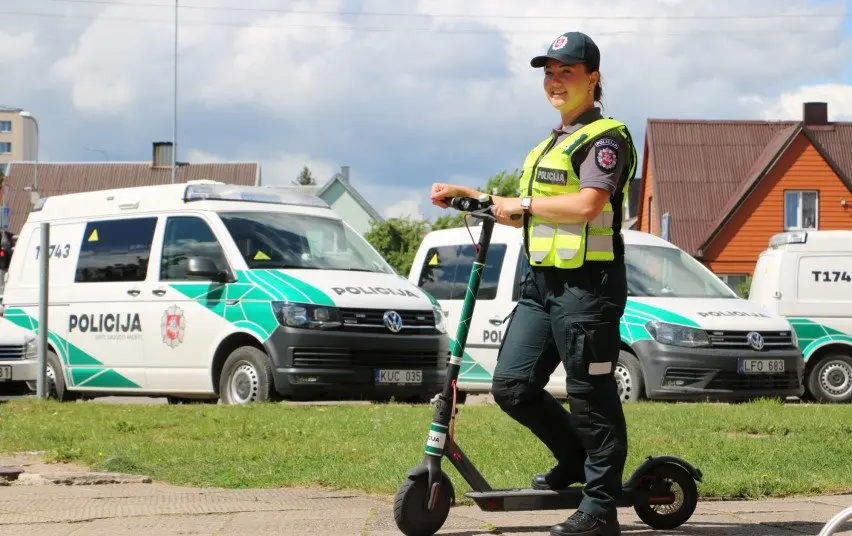 Policijos pareigūnai įspėja – paspirtukus vairuokite atsakingai