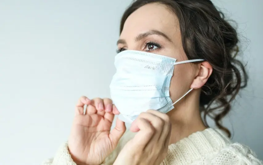 Renginiuose uždarose erdvėse galima dėvėti ne tik FFP2 lygio respiratorius, bet ir medicinines kaukes