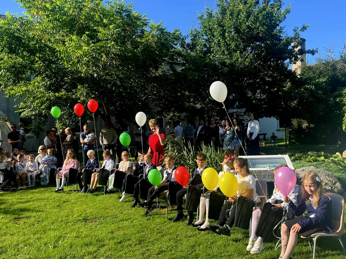 Naujųjų mokslo metų pradžia: sveikinimai, šypsenos ir dovanos pirmokams
