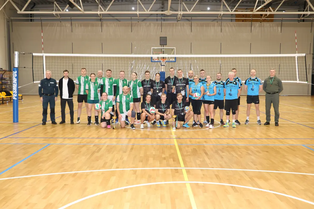 Draugiškos tinklinio varžybos subūrė pareigūnus bendrai sportinei kovai