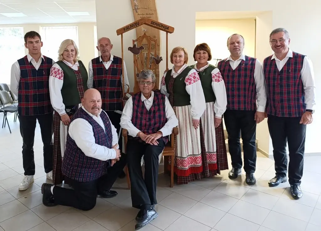 „Vaivorykštė“ senjorų šventėje Kalnujuose