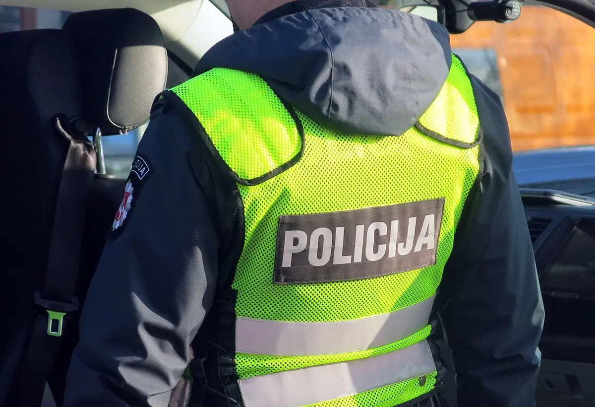 Vaiko priežiūros atostogose buvęs patrulis pamiršo, ką įpareigoja policijos pareigūno vardas