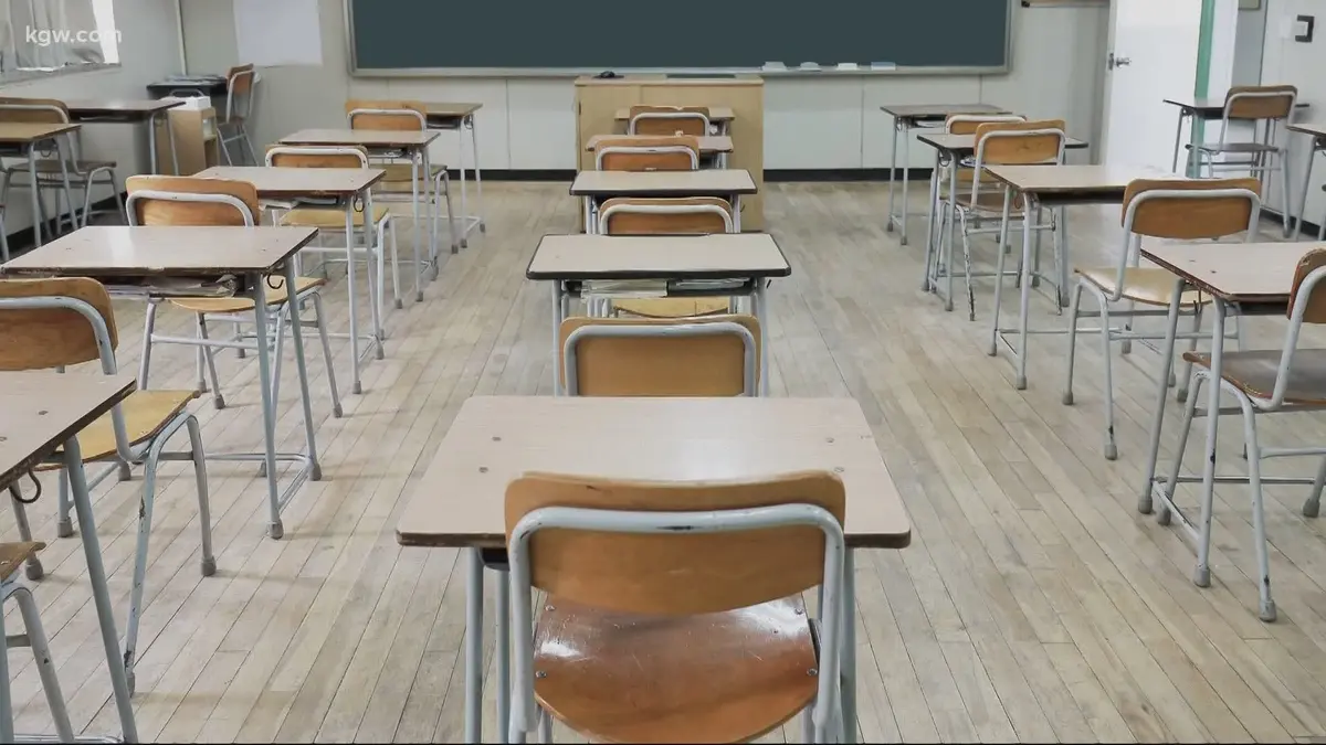 Nuo pirmadienio abiturientai grįžta į mokyklas: kokių taisyklių turi būti laikomasi