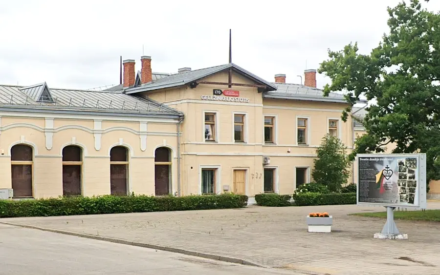 Rajono valdžia siekia įpūsti naują gyvybę Radviliškio geležinkelio stoties pastatui