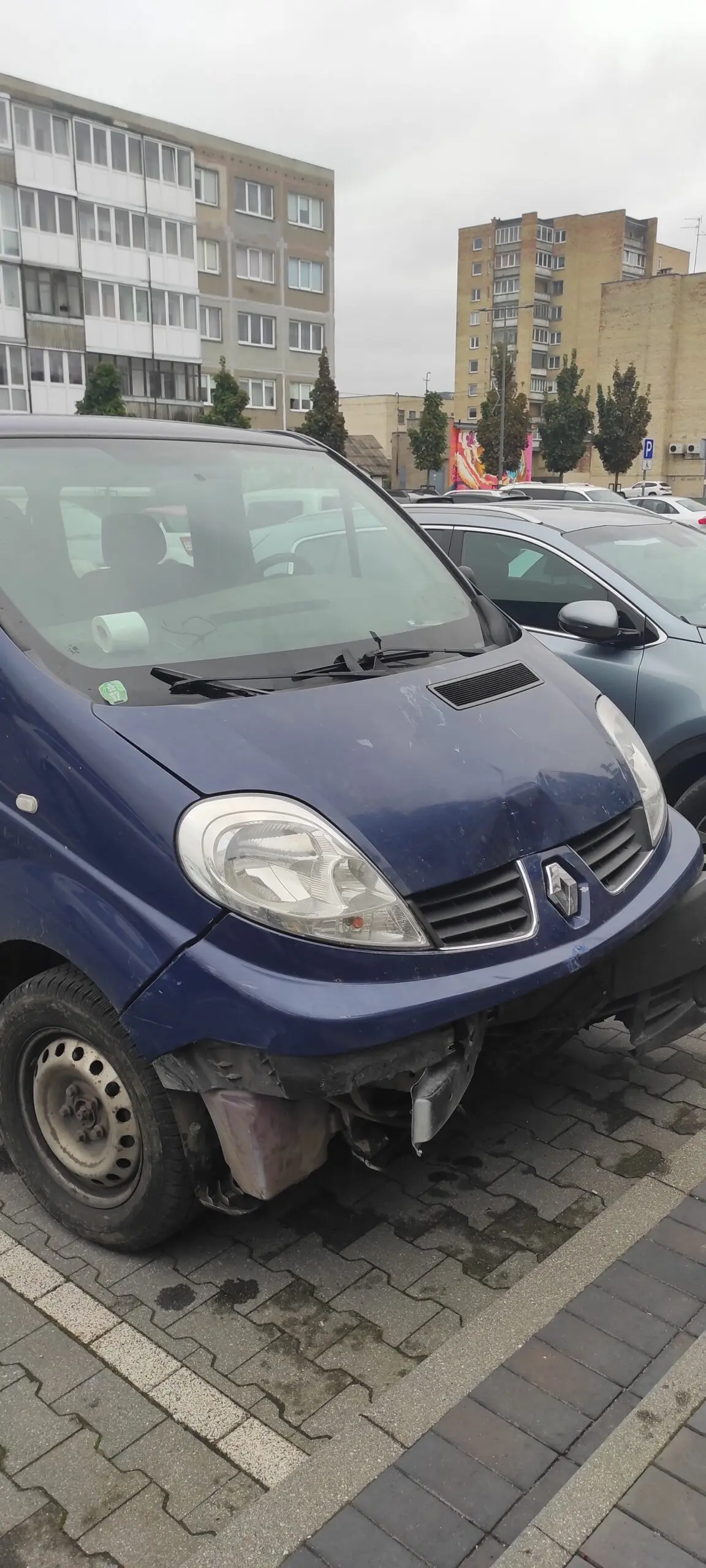 Neblaivūs darbuotojai bendrovės automobiliu taranavo stulpą bei svetimą automobilį
