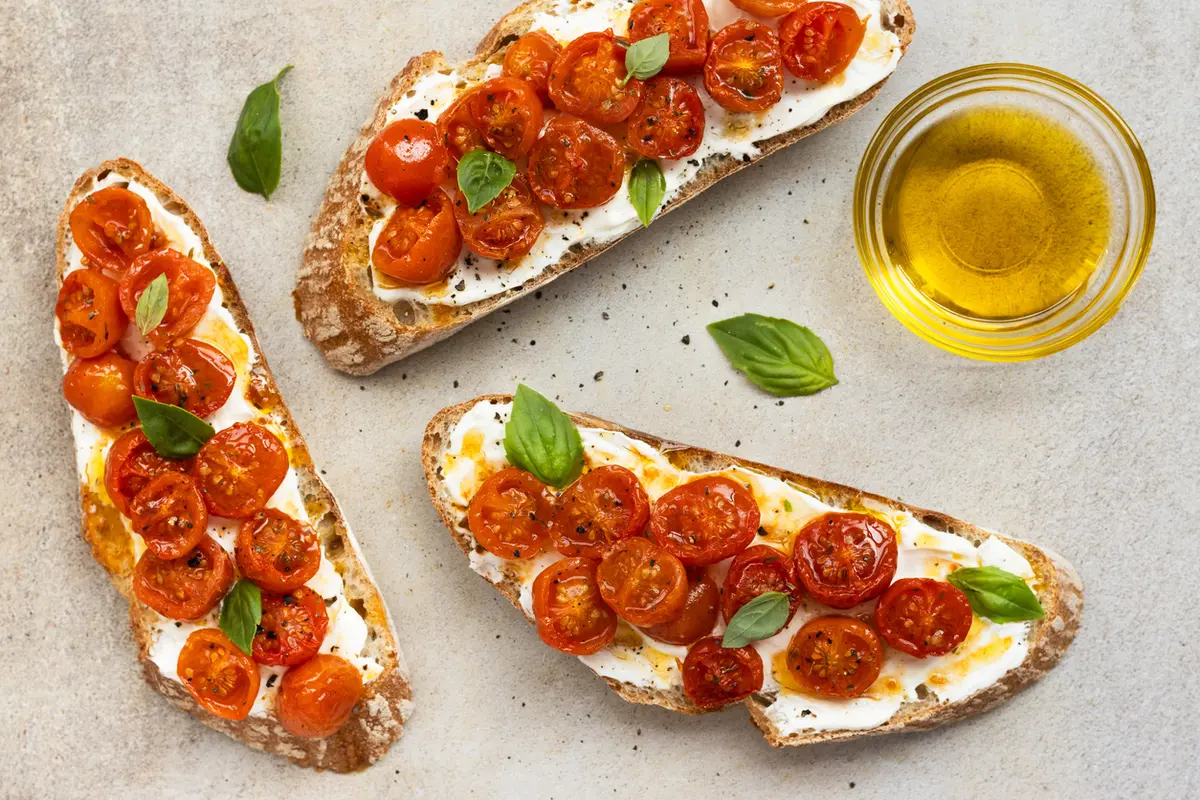 Švieži pomidorai vasarą ant skrebučio keičia avokadus: internetą užvaldęs „pan con tomate“ ir dar 2 idėjos pusryčiams ar piknikui