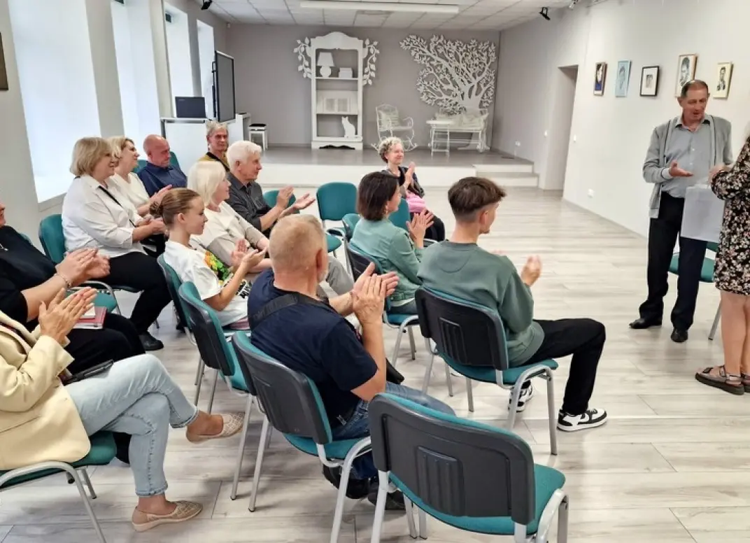 Kūrybos debiutas – atidaryta pirmoji radviliškiečio Aleksandro Glumilin portretų paroda „Veidų kaleidoskopas“