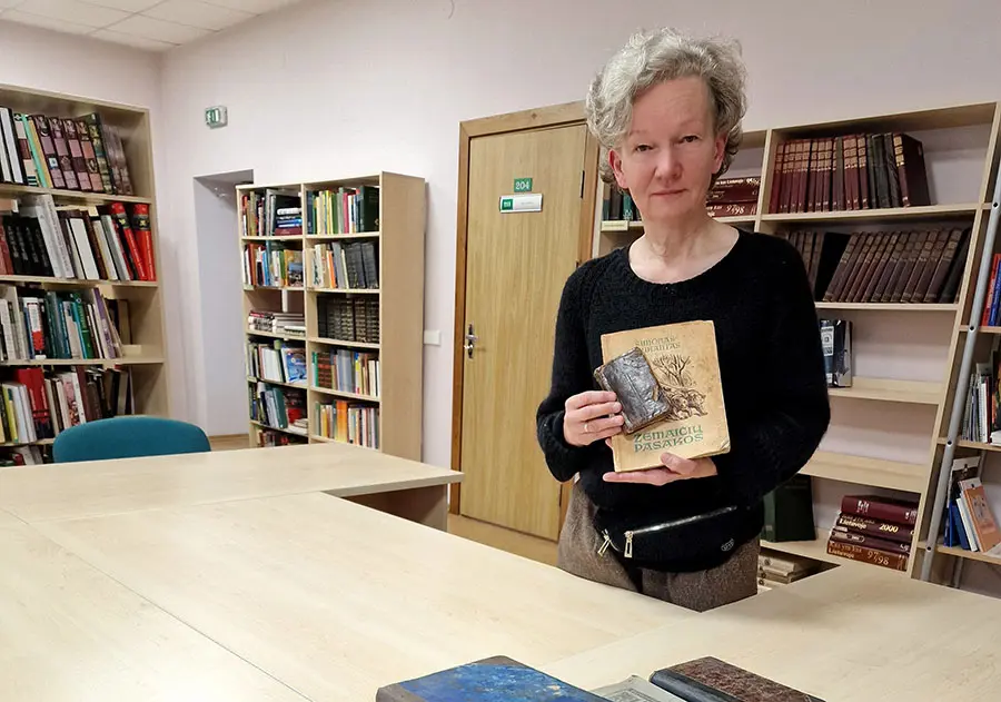 Žydra Jomantienė bibliotekai padovanojo senųjų leidinių