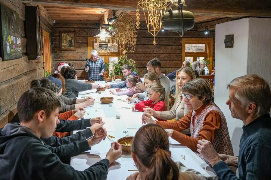 Kleboniškių muziejaus advento susibūrimus užbaigė kalėdinių žaisliukų dirbtuvės