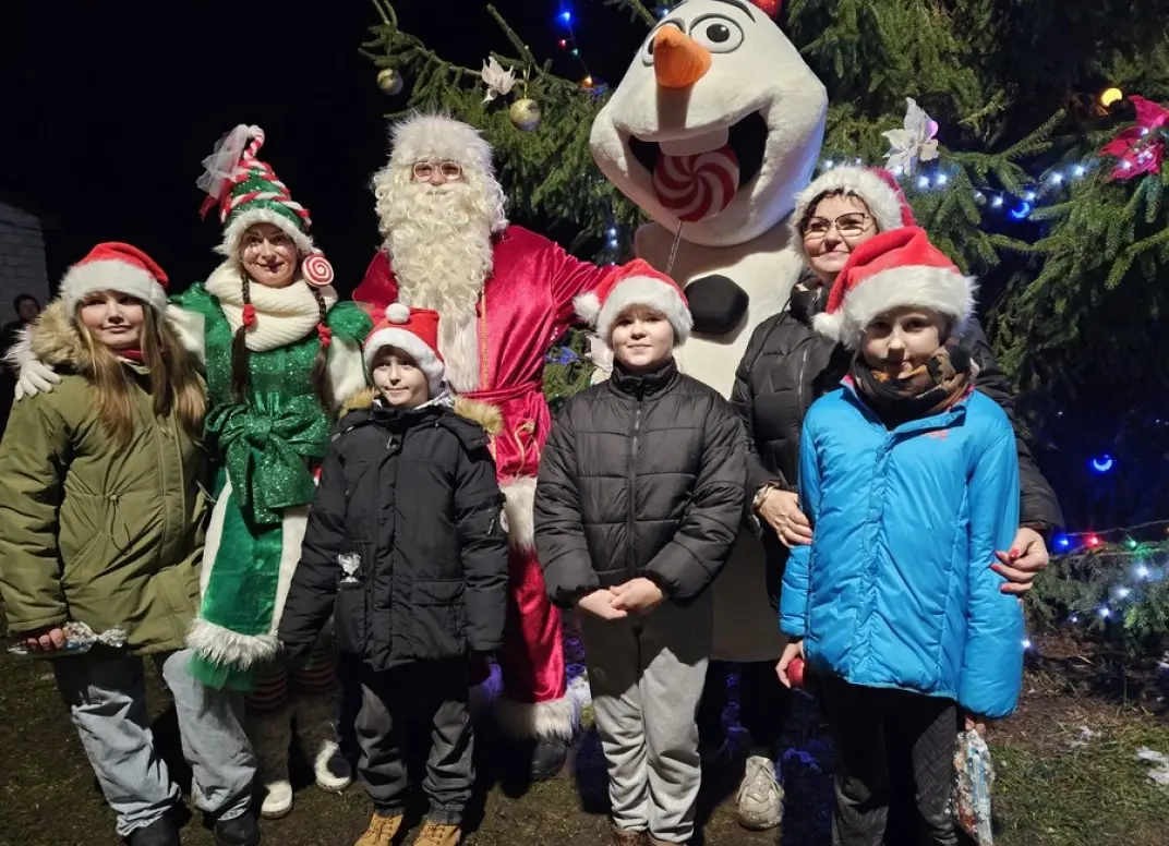 Pociūnuose nušvito Kalėdų eglė: šventėje siautė Saldainiukė, Olafas ir Kalėdų Senelis!