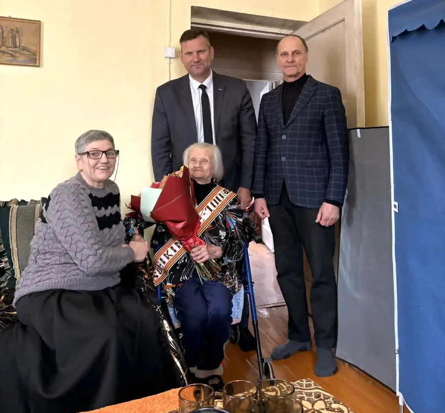 Šimtas metų be tablečių: pasveikinta šimtametė iš Tyrulių