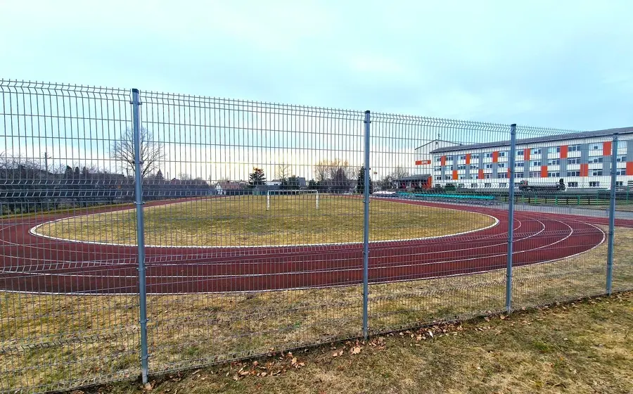 Projektai keičia Lizdeikos gimnaziją: šiemet bus atnaujinta futbolo aikštės danga