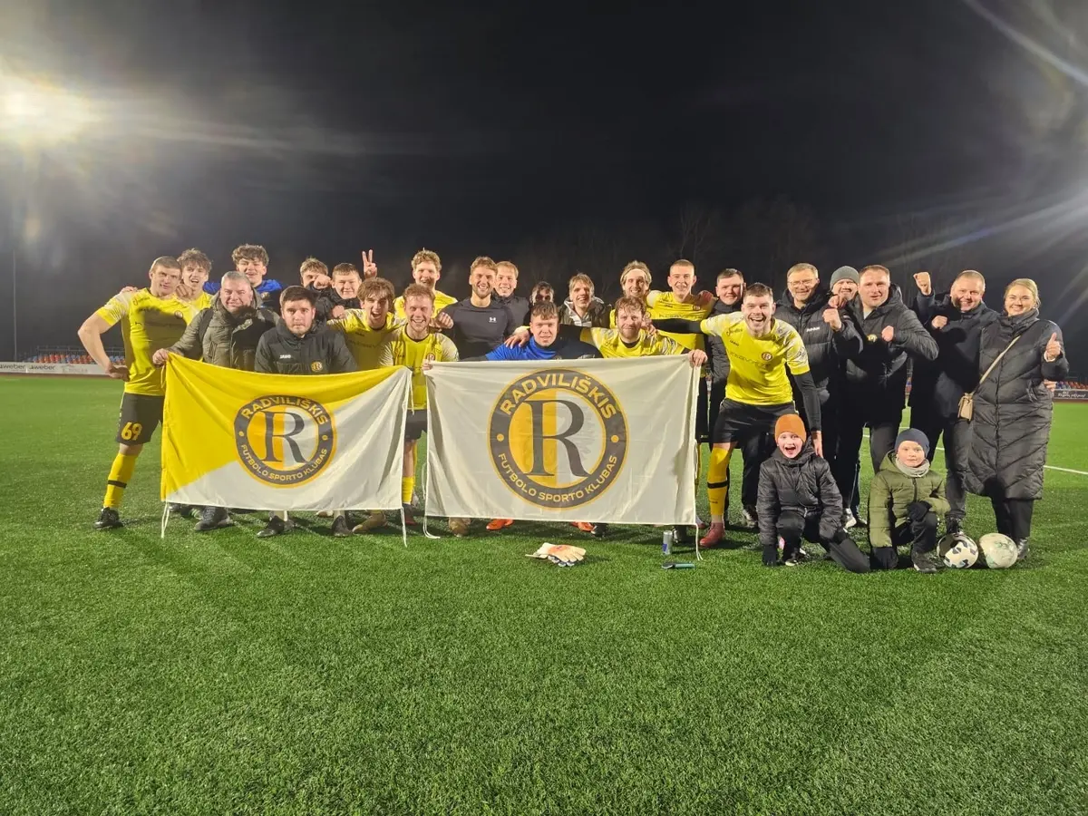 Radviliškio futbolininkai pradėjo lauko futbolo sezoną