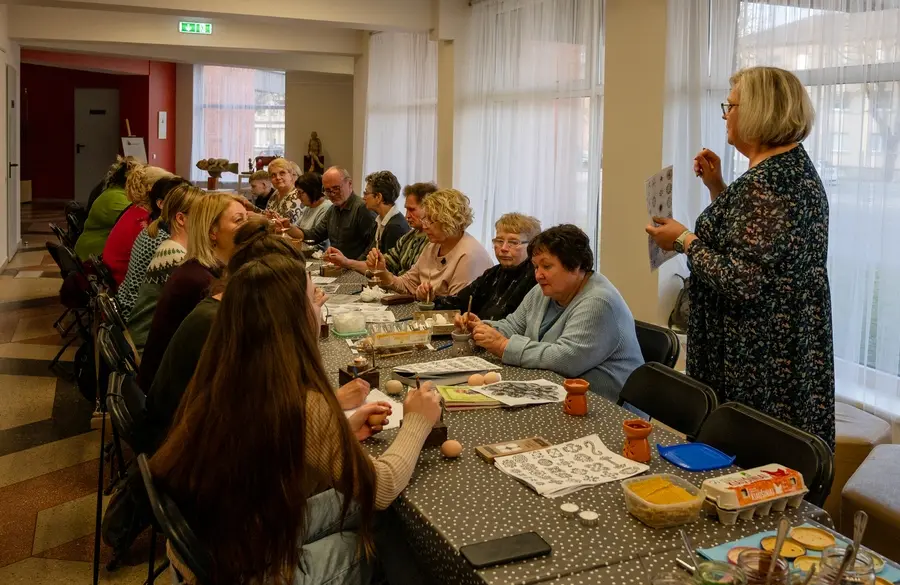 Iš taško gimstantys raštai: margučių marginimo vašku edukacija