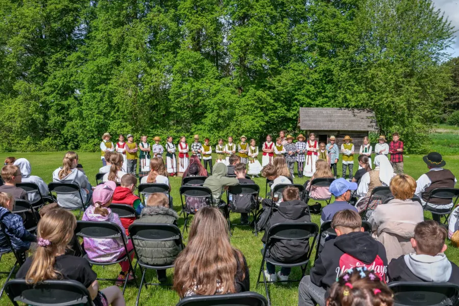 Kleboniškių kaimo buities muziejuje atgijo Sekminių tradicijos