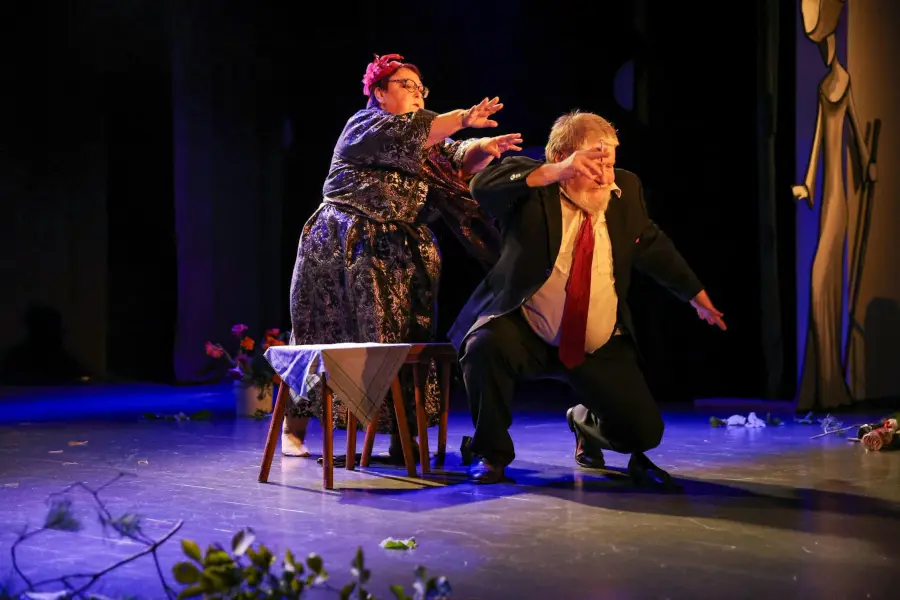 Teatro bendrystė sugrįžo į Baisogalą – prasidėjo festivalis „Vaidina kaimynai“