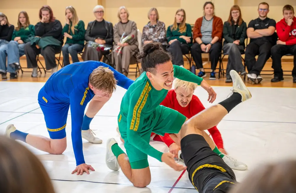 „Jaunųjų menininkų reidas“ sporto salę pavertė šiuolaikinio šokio erdve