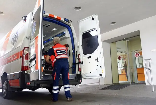 Girtumo rekordai kelyje: po ‚Volvo‘ skrydžio į griovį Raseinių rajone – abu vyrai ligoninėje