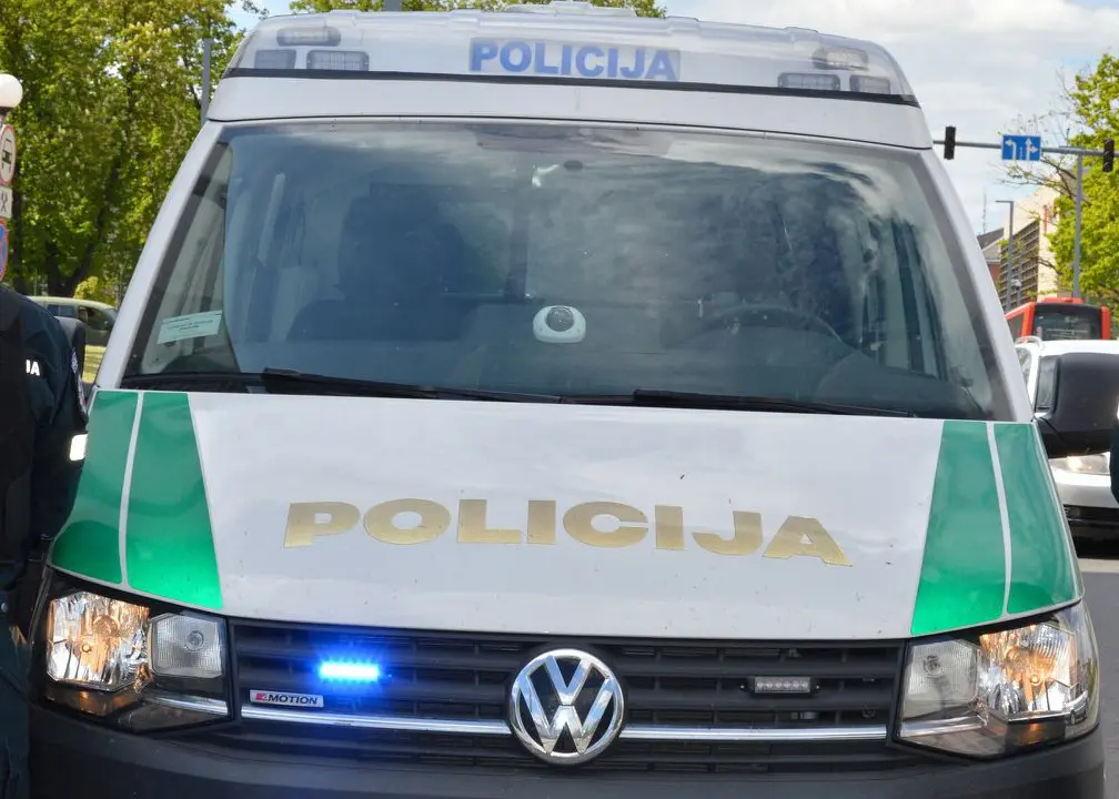 Neteisėtai ištuštinta sąskaita, niokotas automobilis ir sprogimas namuose: nerami para Raseinių rajone