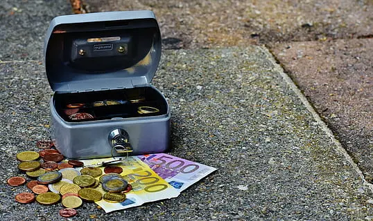 Raseiniuose vyriškis iš verslininkų bandė pagrobti pinigus