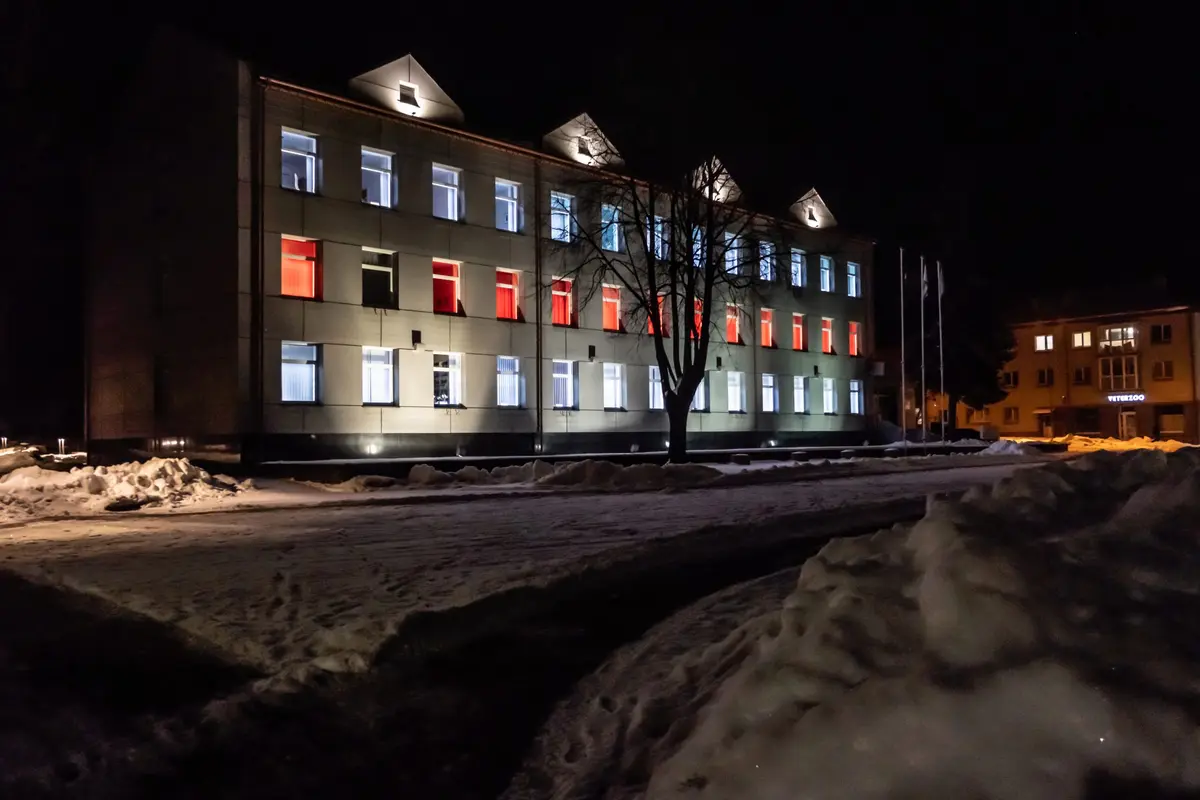 Raseinių rajono savivaldybė nušvito Baltarusijos tautinės vėliavos spalvomis