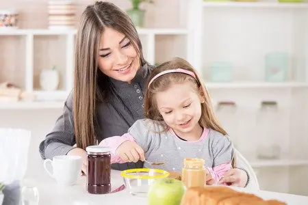 Pradinukai grįžta į mokyklas: ką svarbu žinoti apie ligos išmokas nesergančio vaiko priežiūrai