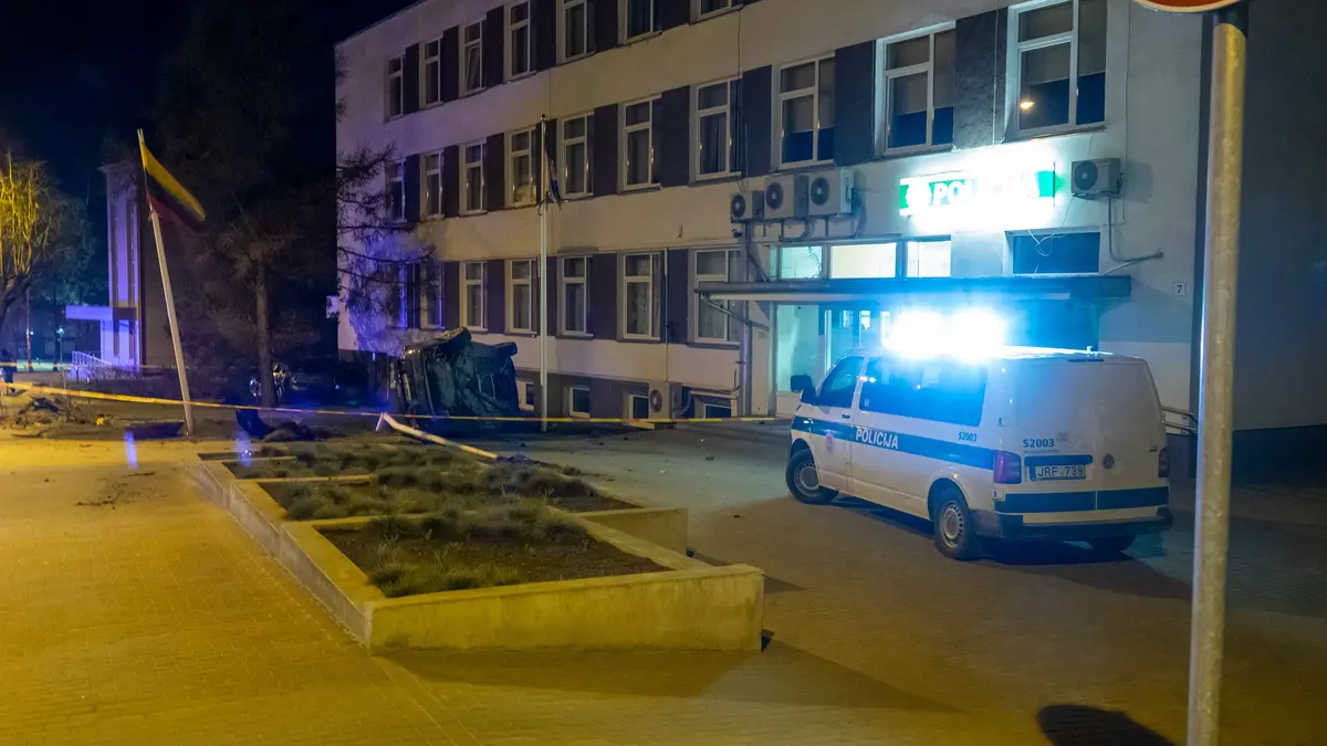 Jaunuolių avarija Raseiniuose: vertėsi tiesiai prie policijos komisariato langų