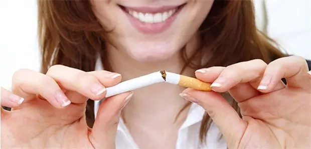 Naujametinis pažadas mesti rūkyti: vien tik valios pastangų gali neužtekti – kur ieškoti pa-galbos ir kaip išvengti atkryčio?