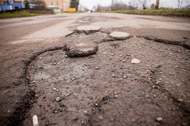 Apie pavojingas duobes keliuose vairuotojai gali informuoti Eismo informacijos centrą