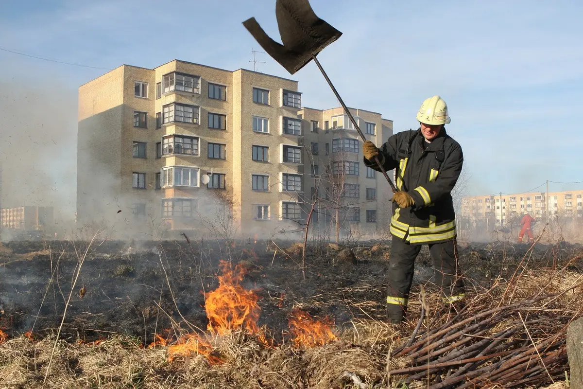 Gerbiami gyventojai atsakingai elkitės su ugnimi, nedeginkite pernykštės žolės