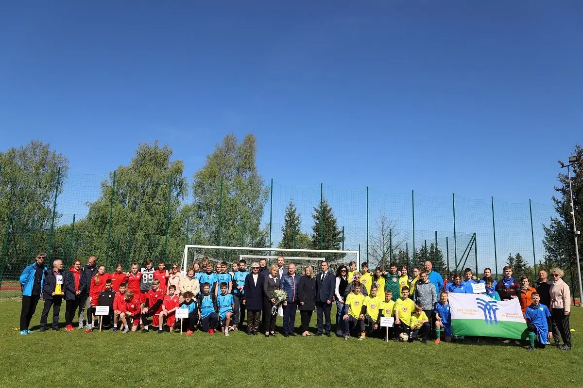 Raseinių Šaltinio progimnazijoje atidarytas atnaujintas stadionas