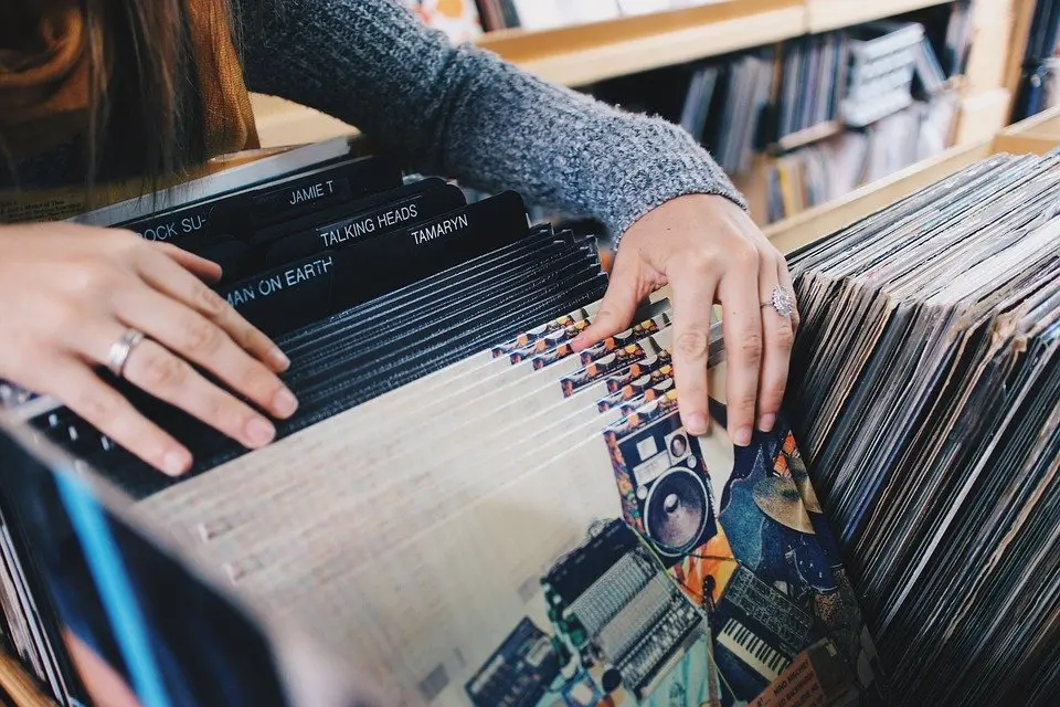 Kodėl verta pasirinkti patefoną ir muziką klausytis iš vinilinių plokštelių?