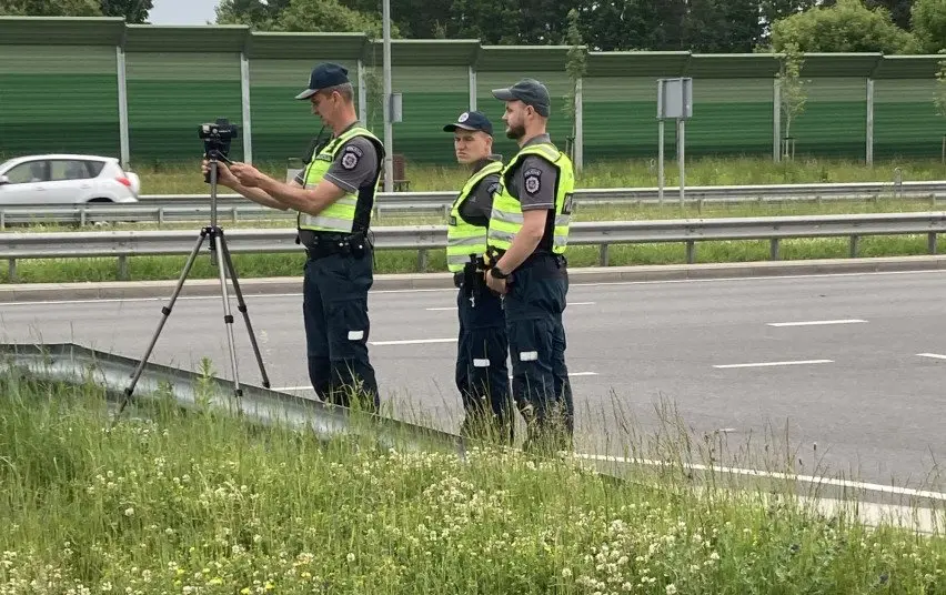 Liepos mėnesį pareigūnai iš akiračio nepaleis nei greičio viršytojų, nei pėsčiųjų