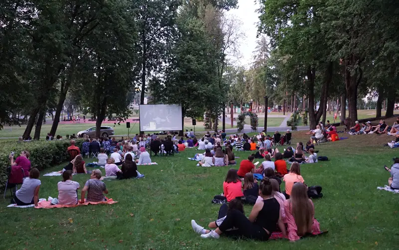 Grįžta nemokamas kinas po atviru dangumi Maironio parke!
