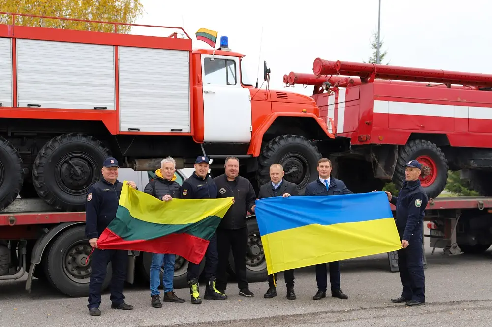 Ukrainai perduodami Raseinių rajone nenaudojami gaisriniai automobiliai