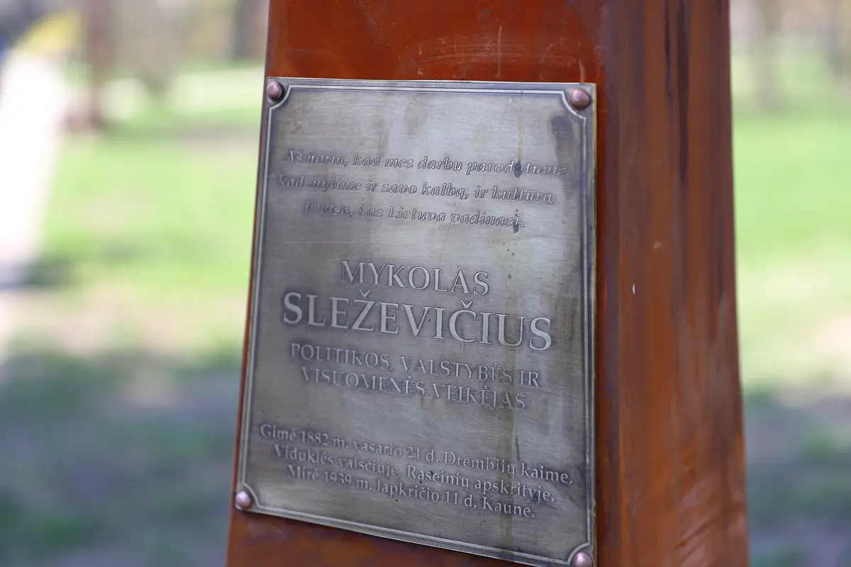 Raseikos parke atidengtas paminklas Mykolui Sleževičiui