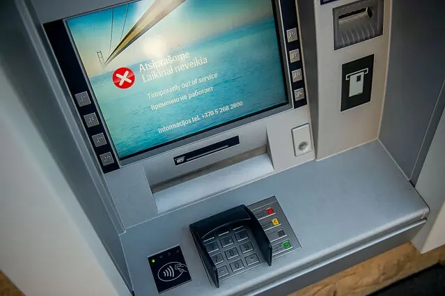 Raseiniuose iš bankomato išimta padirbta 100 eurų kupiūra