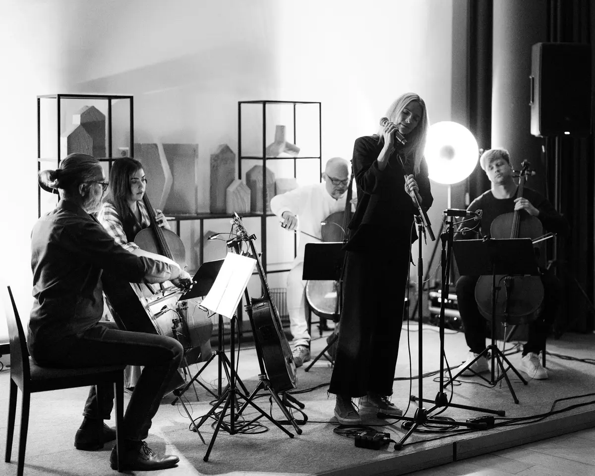 Svajinga violončelių muzika ir vokalistės tembras kvies panirti tarp muzikinių eilučių
