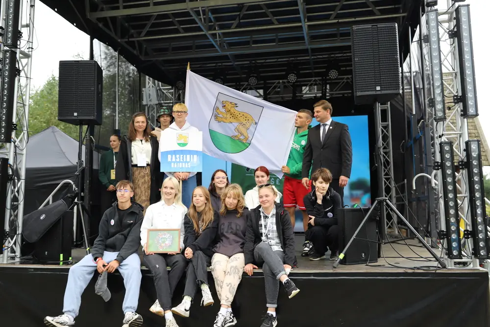 Jaunimo vasaros akademijos vėliava perduota Raseiniams