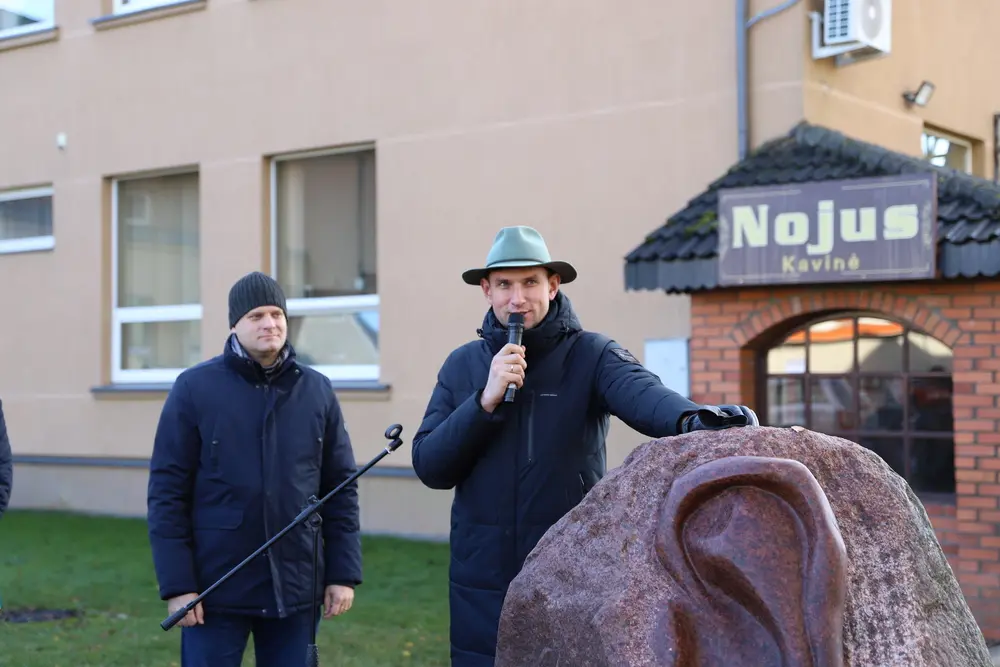 Raseiniuose atidengta ketvirtoji Kukučio baladžių personažą vaizduojanti skulptūra