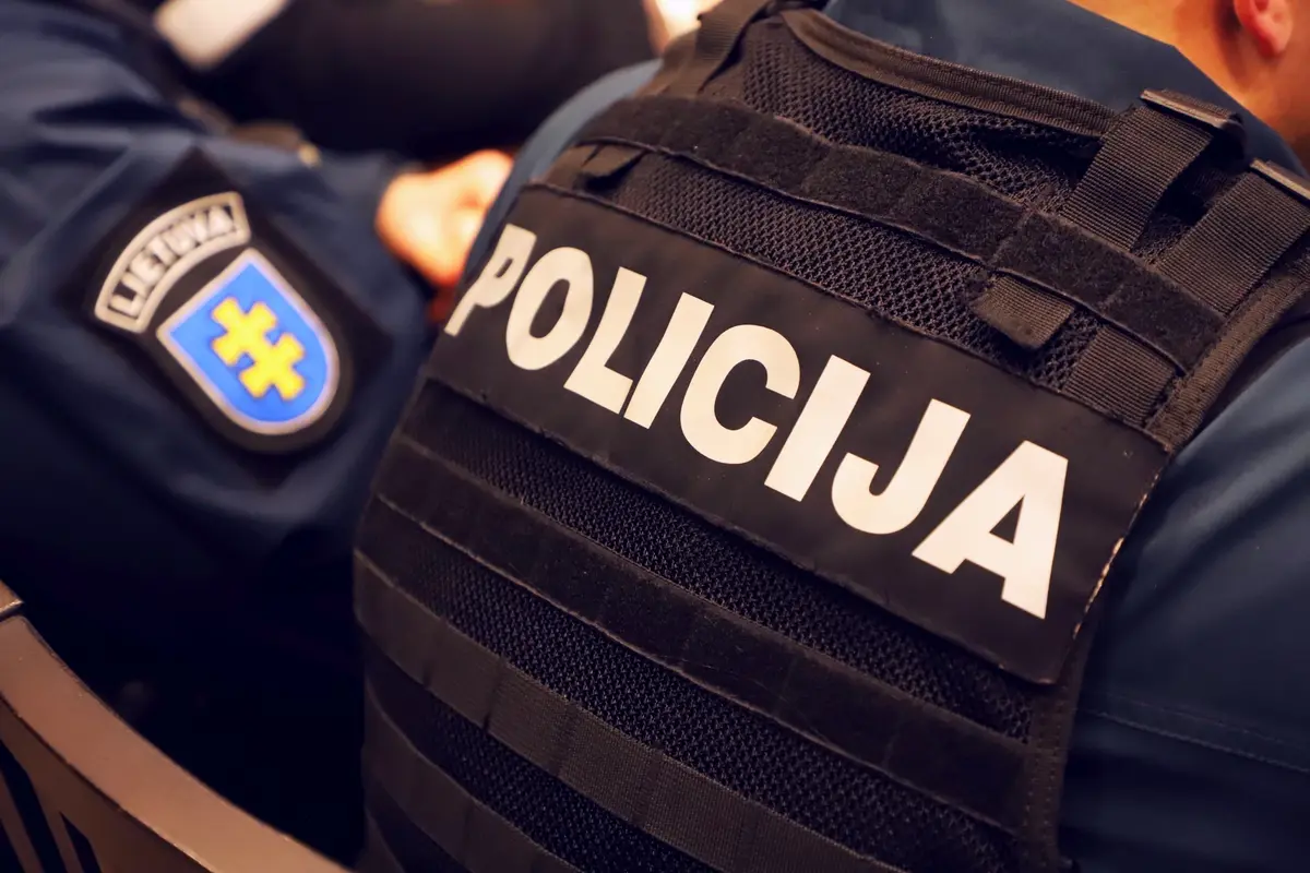 Raseiniuose apgadinta stovėjusi transporto priemonė – prašoma liudininkų pagalbos