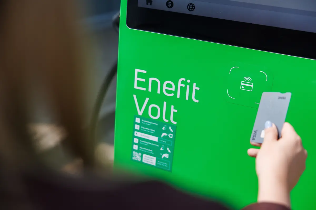 Elektromobilių vairuotojams Raseiniuose ir Ariogaloje – galimybė „Enefit“ stotelėse atsiskaityti banko kortelėmis